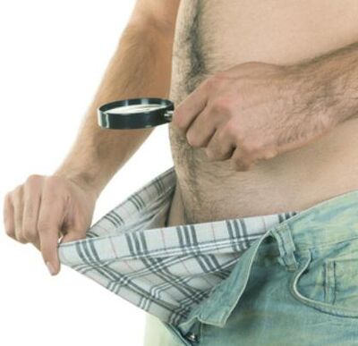 მამაკაცი იკვლევს პენისს და სურს მისი გადიდება